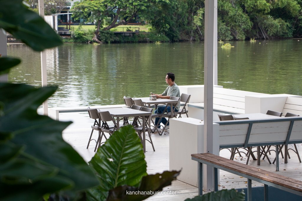ที่นั่งริมน้ำของ Davenport Cafe