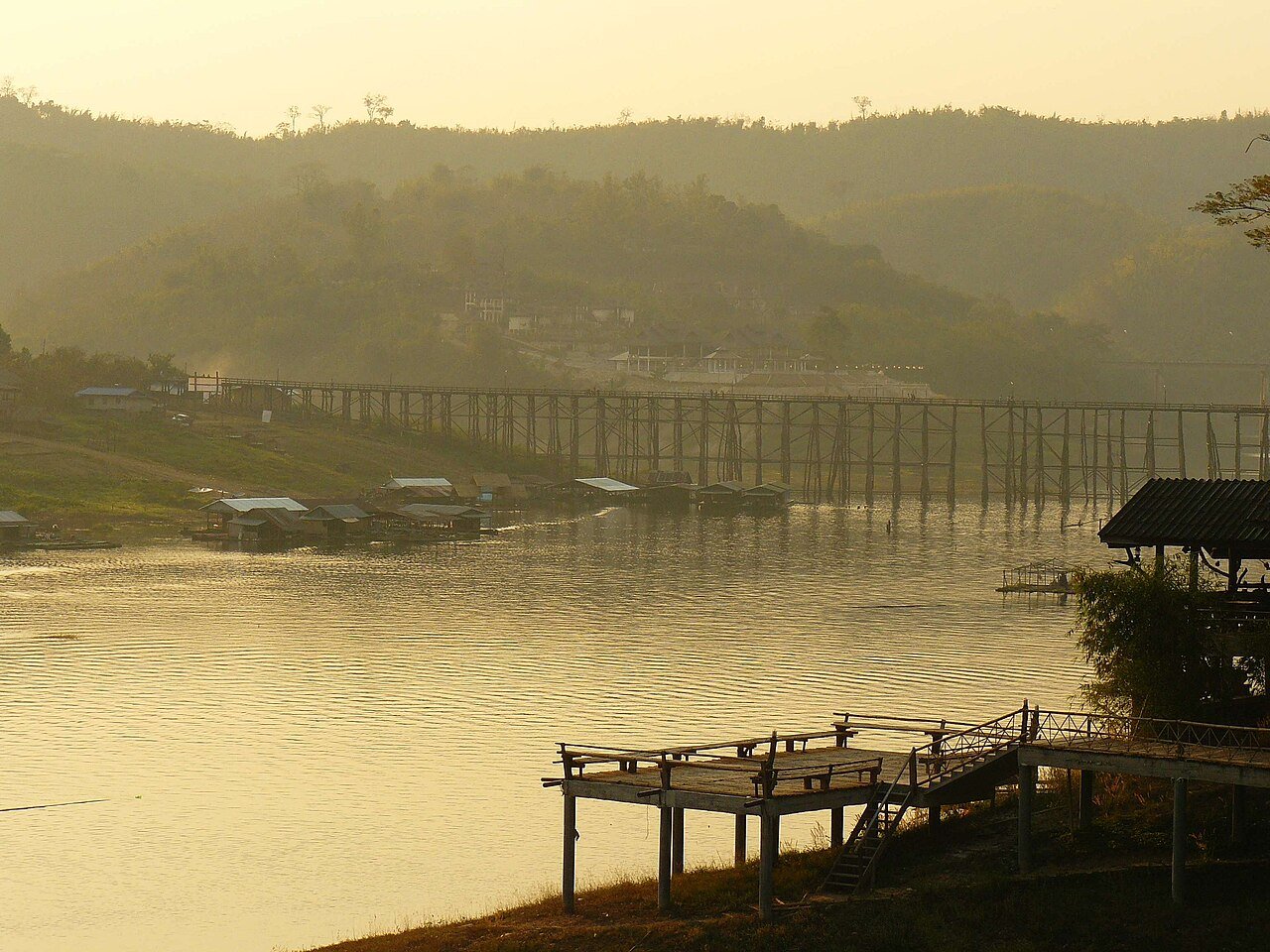 สะพานมอญและชุมชน